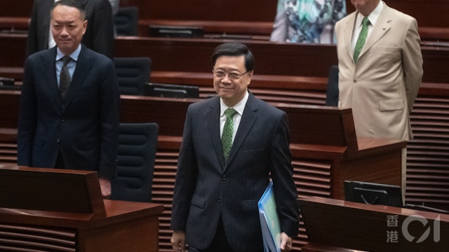 HK01-施政報告2025｜侍應初級廚師外勞比例收緊 本地招聘期延長至6周
