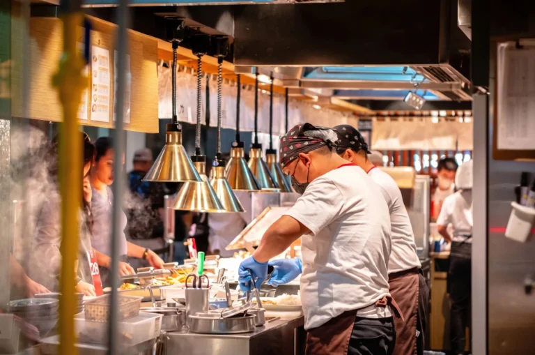 chief-cooking-japanese-noodle-in-restaurant
